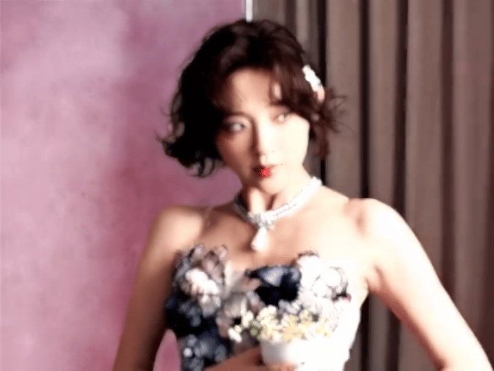 唐艺昕把蝴蝶穿在了身上唐艺昕浪姐版狙击蝴蝶谁能拒绝一个穿满蝴蝶的甜妹啊，直接被蛊