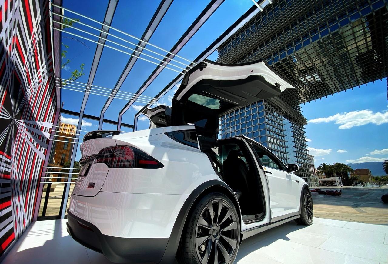 当年蓝牌一百多万 翅膀打开那是相当科幻当鹰翼门缓缓升起，延伸至车顶的超前挡风玻璃