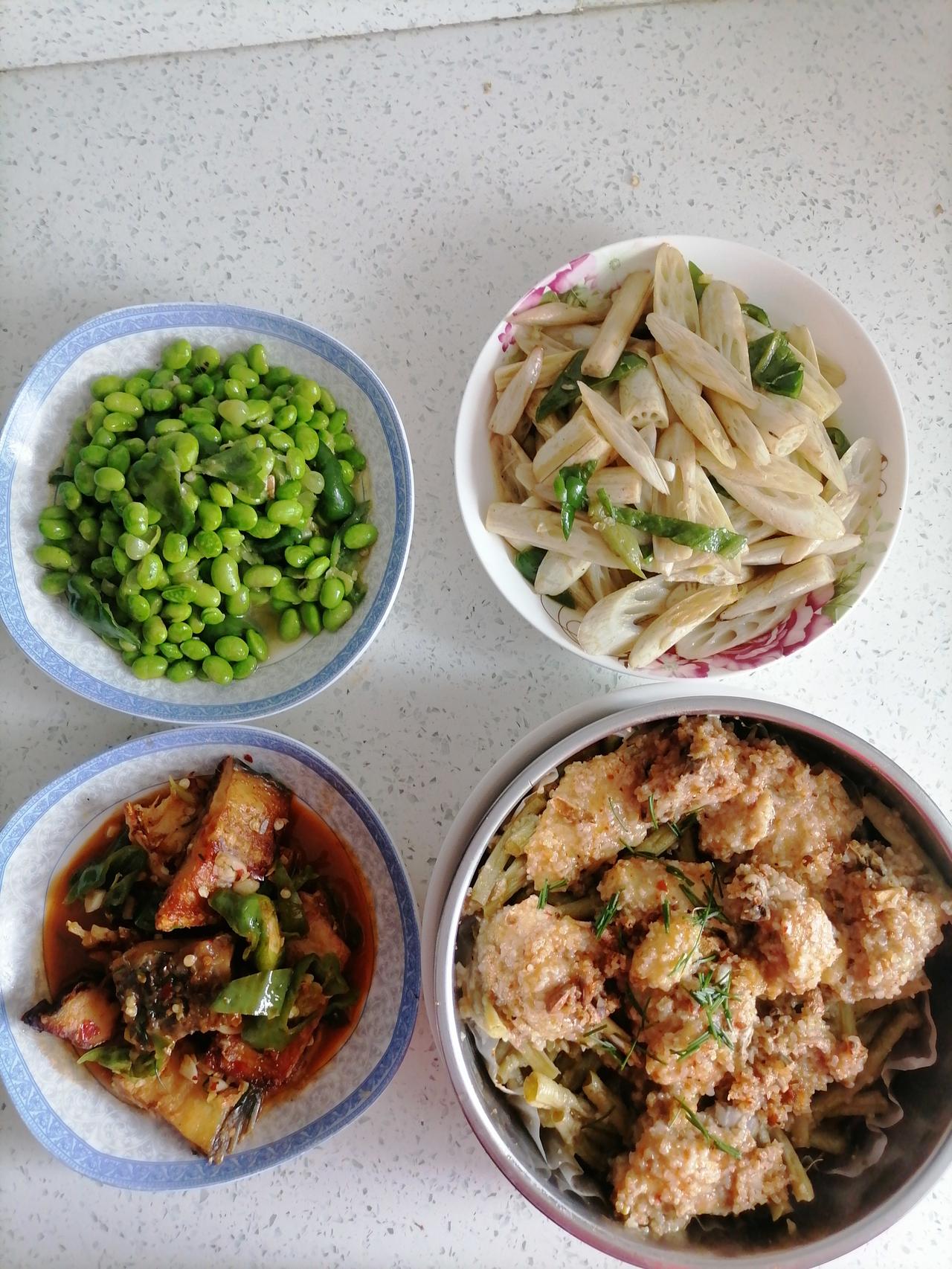 今天的午饭，是给儿子做的“打包版家乡味”。
你们看看，这些都是湖北味道。
一盘清