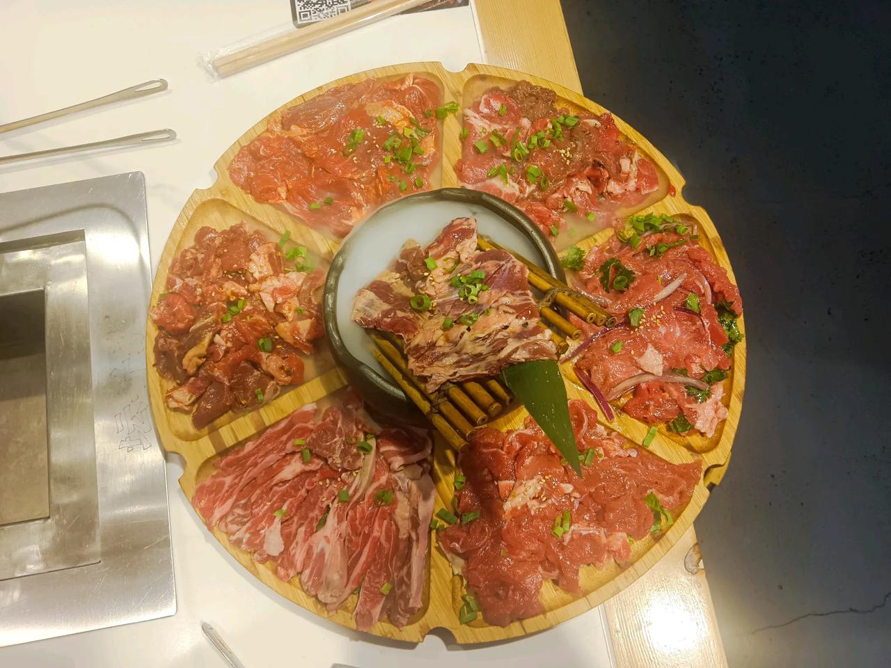 就这一盘牛肉190（某团拼团98，有优惠卷92），自己烤，自己调料，好吃不好吃先