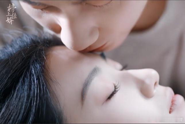 榜上佳婿陆徜简明舒额头吻 陆徜含泪吻明舒额头，昏迷的她也有感应！青梅竹马的默契绝