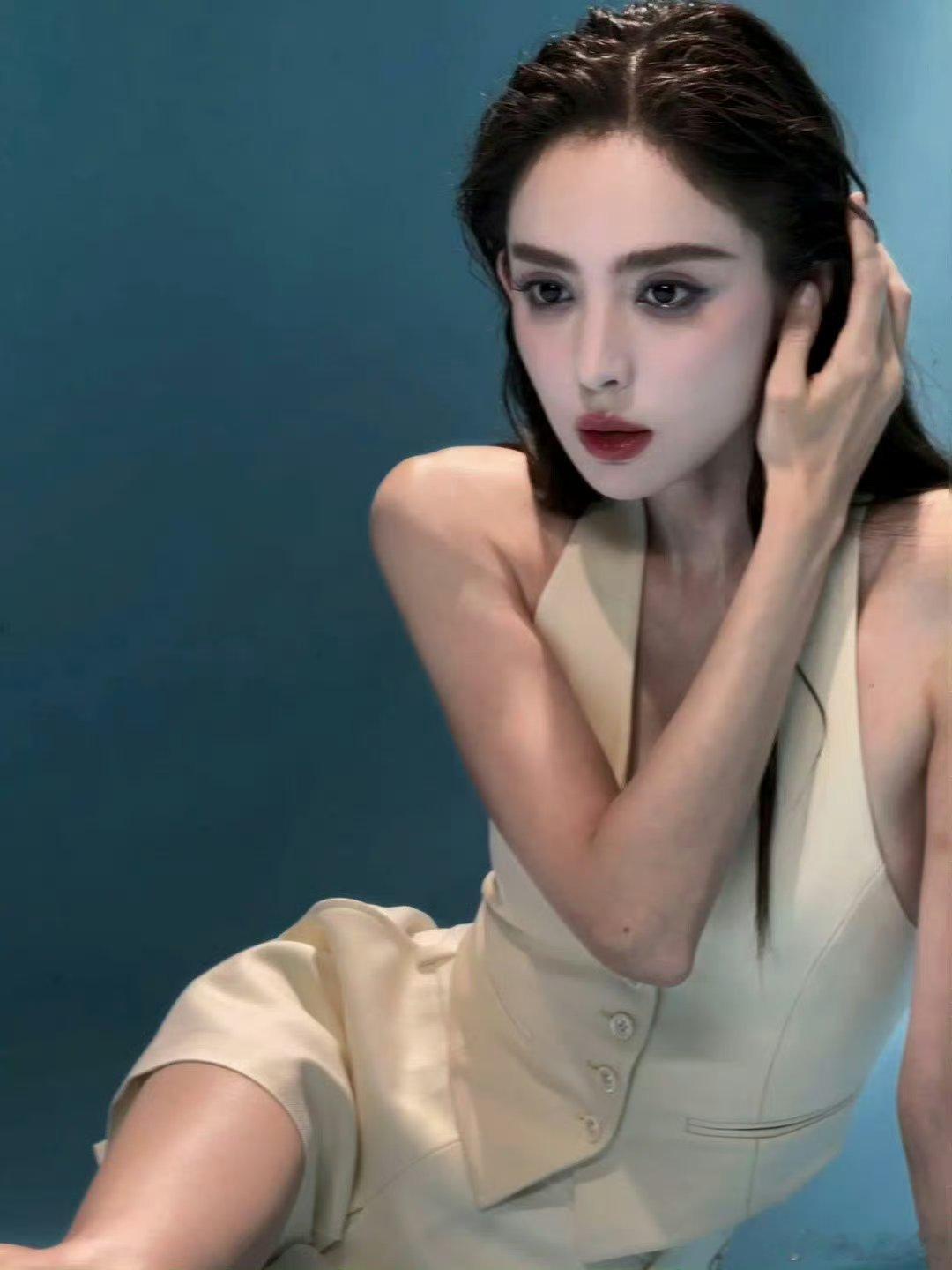 #娜扎 美人鱼女王#娜扎在社交媒体上晒出一组美照，身穿小马甲，搭配小短裙，艺术感