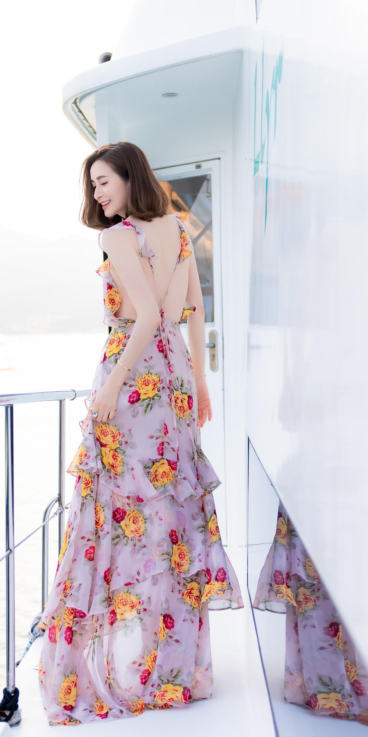 沈卓盈一袭露背鲜花礼裙亮相，身姿曼妙，清新明艳，尽显灵动好气质。