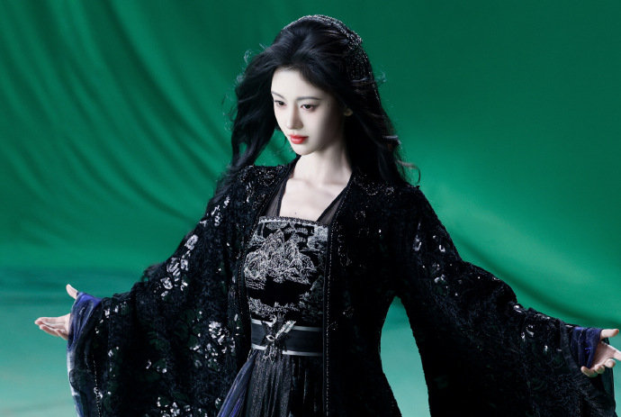 鞠婧祎点燃一场属于自己的新生 鞠婧祎月鳞绮纪露芜衣收官海报鞠婧祎月鳞绮纪露芜衣收