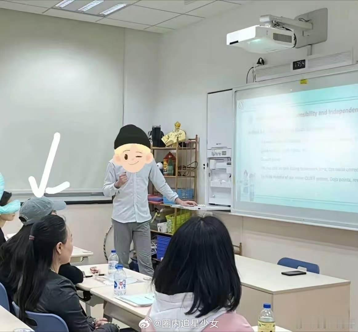 杨颖来到小海绵学校开家长会Angelababy来到儿子学校开家长会网友偶遇杨颖现