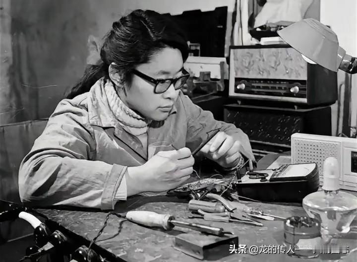 上世纪80年代，张海迪在山东聊城文化馆家属院修收音机时留影。