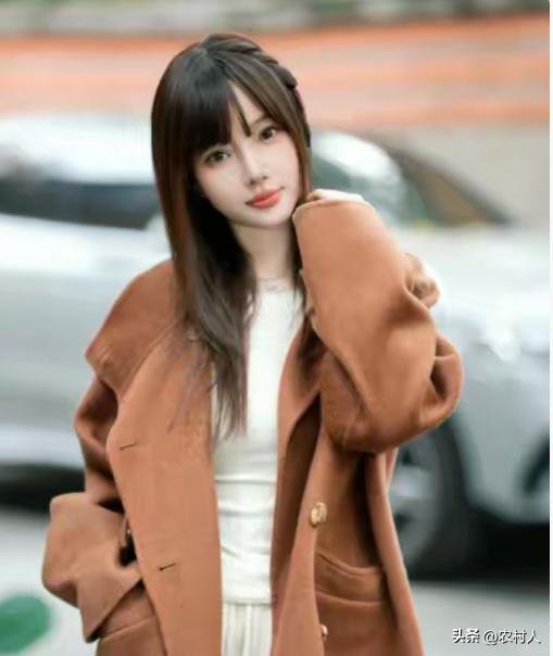 娱乐圈出轨的三位女明星：
1.李小璐与说唱歌手PGone的“做头发”事件被曝婚内