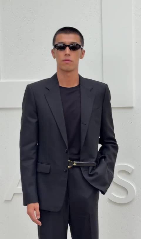 周游作为中国唯一受邀男星身穿CELINE 2026秋冬男装亮相CELINE Pr