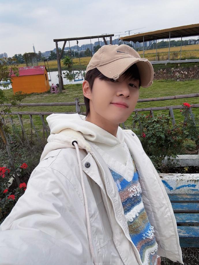 卓沅说冬天真的来了  卓沅说记得添衣  看卓沅如此这般晒冬日ootd又说那样的话