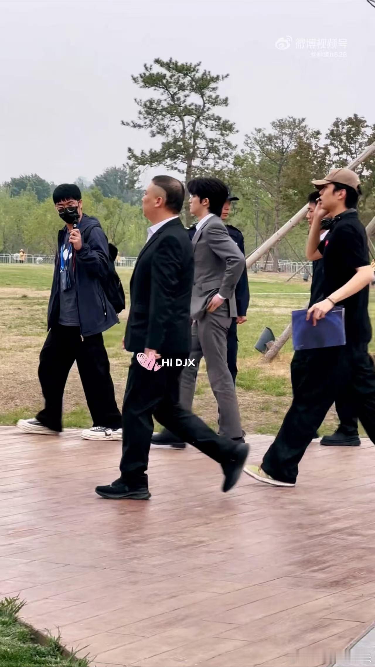 邓佳鑫亮相北京国际电影节红毯 新生代少年邓佳鑫踏上北京国际电影节红毯，和行业资深