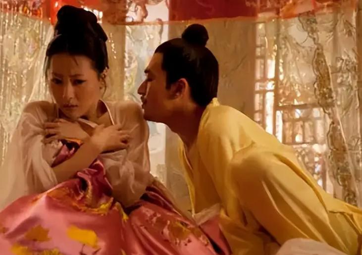 侍寝的妃子抬上龙床后最怕什么？不是皇帝，而是枕边那根油光发亮的棍子。
 
清朝后