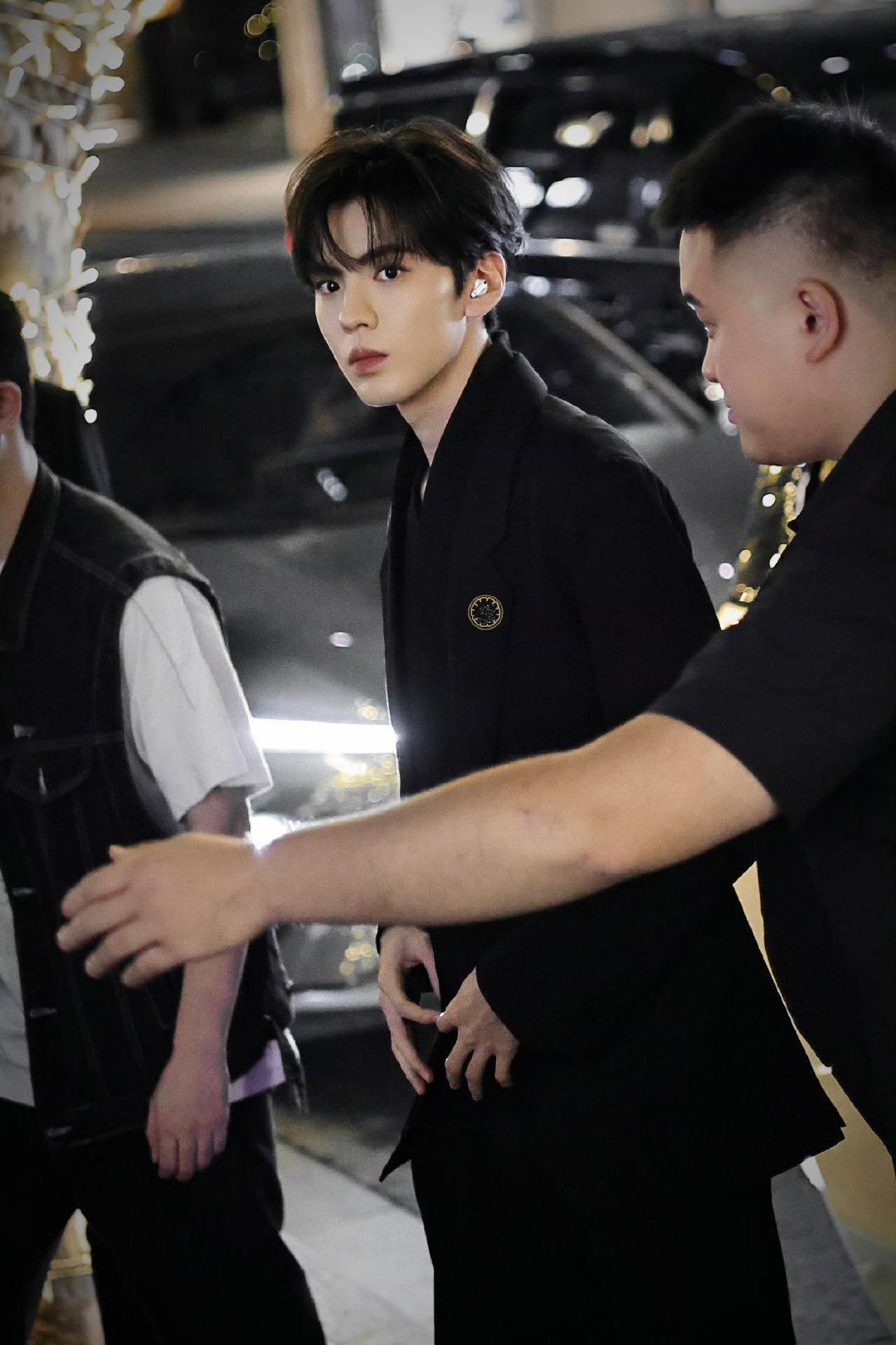 毕雯珺宝诗龙晚宴造型宝诗龙晚宴上的毕雯珺宝诗龙晚宴焦点！毕雯珺黑西装造型登场，1