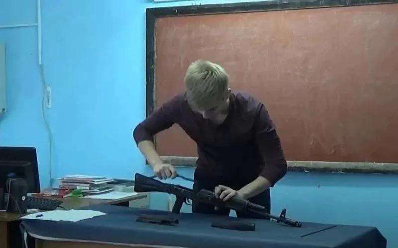 俄罗斯学校为高中生开设初级军事训练特殊课程 俄罗斯学校的学生将接受一门特殊的初级