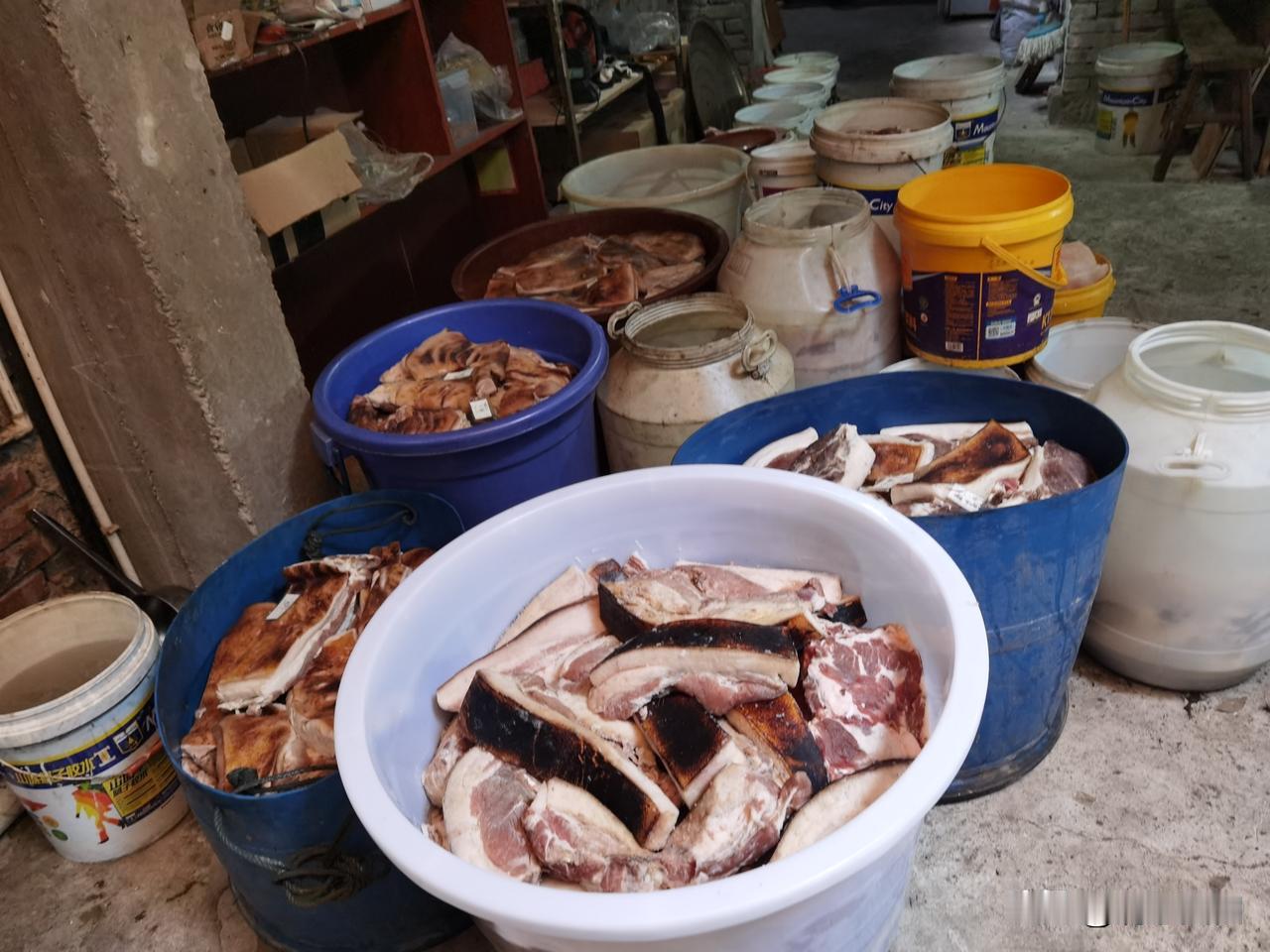 今年这二师兄太烂了，猪肉价格便宜得要命，不但苦了养猪户，还苦了燻腊肉的作坊，家家