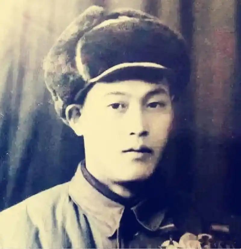 [太阳]1952年，志愿军战士张文荣被美军俘虏后，被送到日本进行间谍改造，在改造