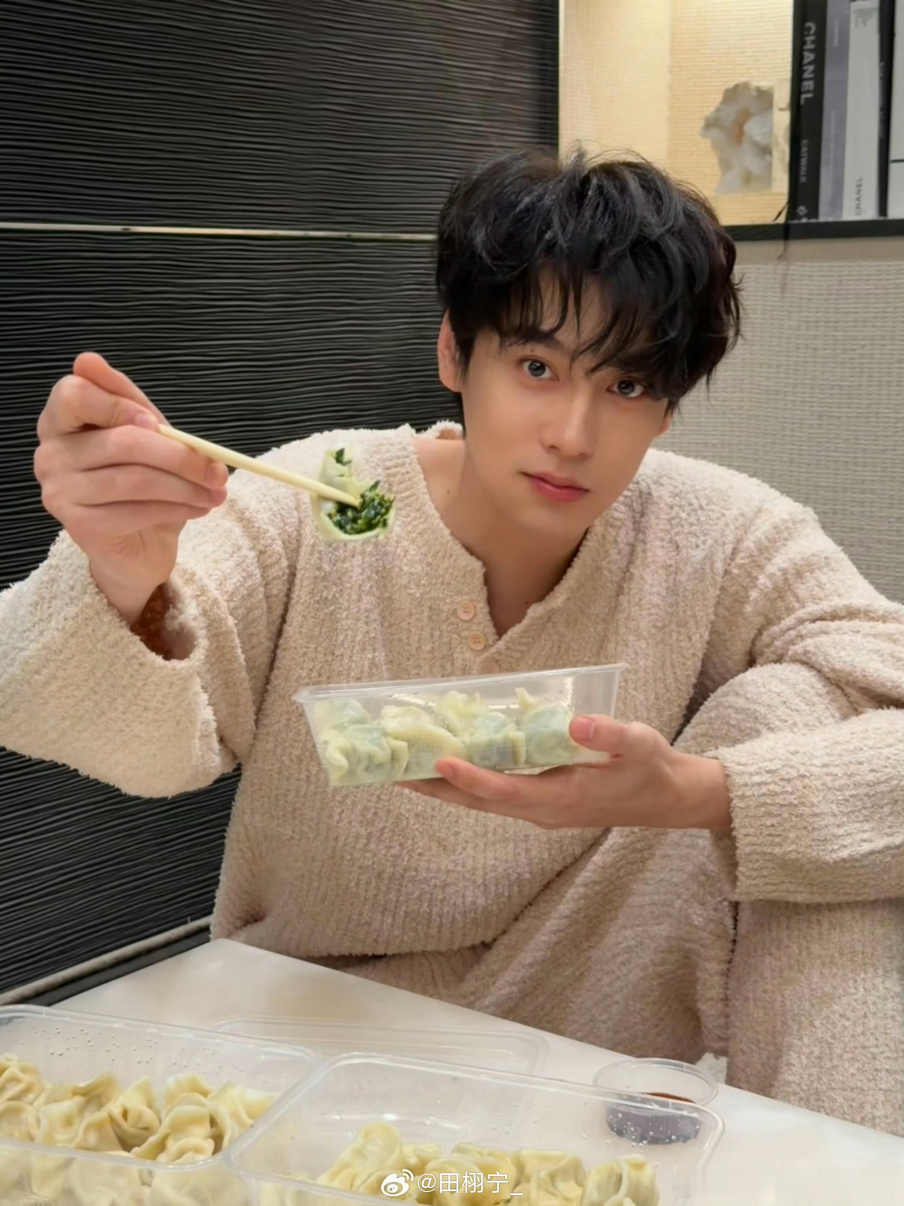 啊～～～～～～冬至喂柠檬水吃饺子的大帅哥喜欢这种活人感，特别生活的更新