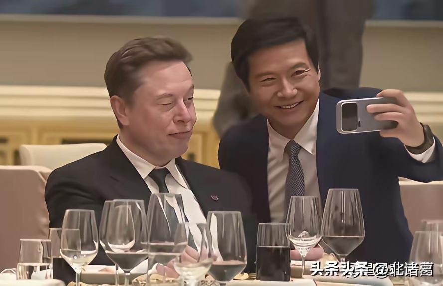小雷出身草根，即便如今身家不菲，但在面对国际级政治大场面时，终究暴露了阅历与底蕴