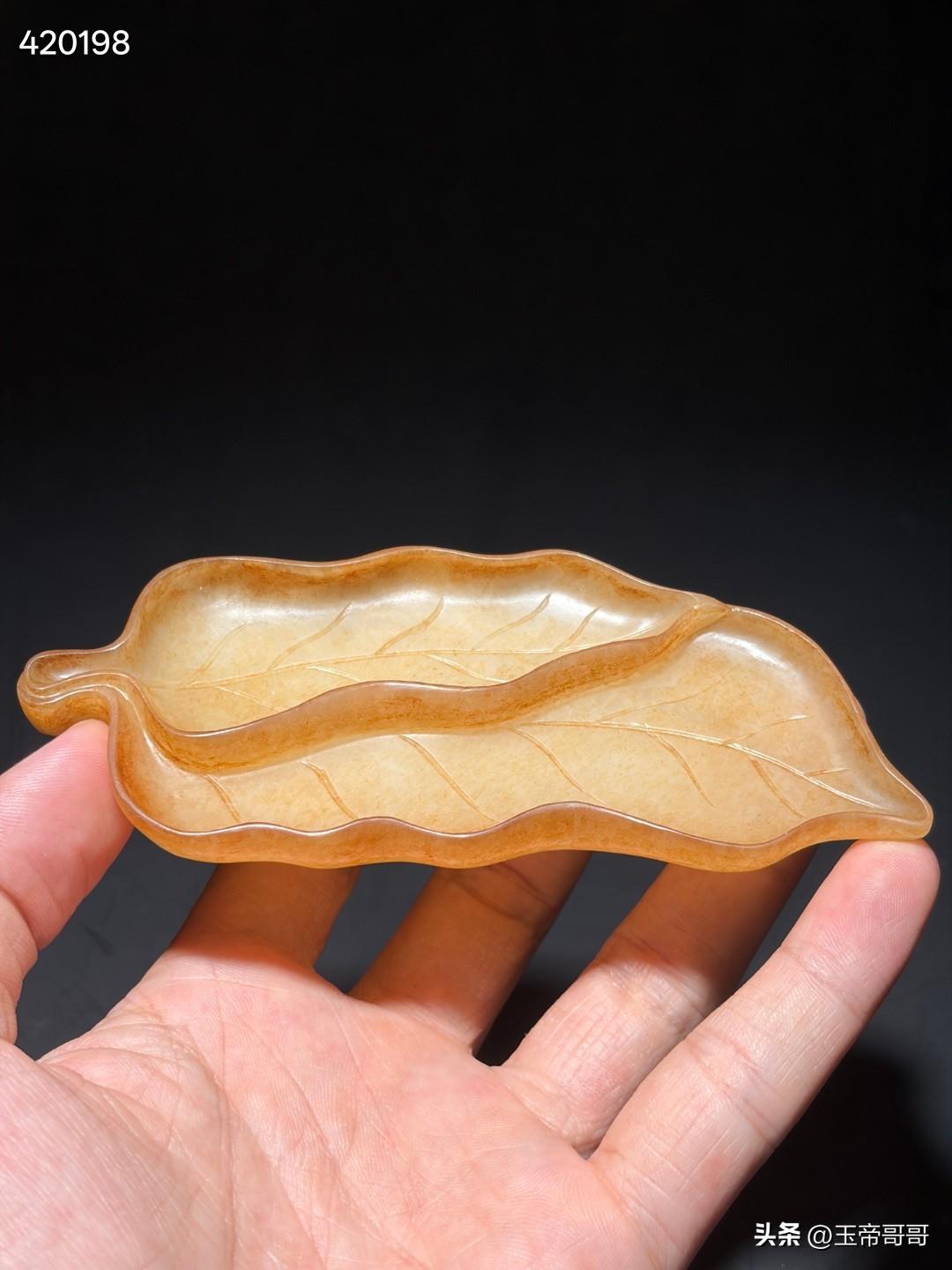 清和田玉树叶笔舔
尺寸12.3×5.3×1.4厘米