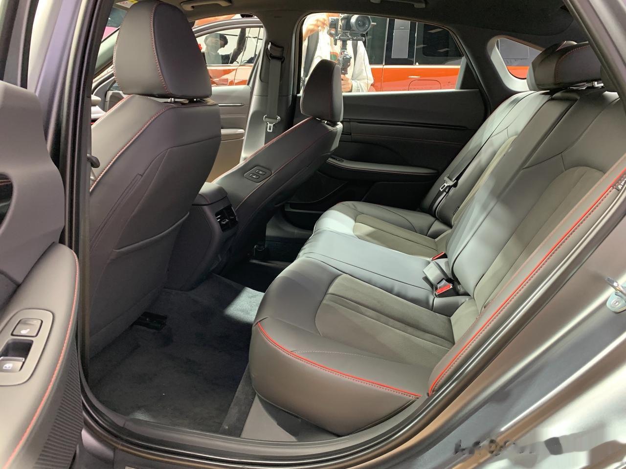 北京现代全新一代索纳塔，新车整体与海外版基本保持一致，仅是在细节上有所微调，整体