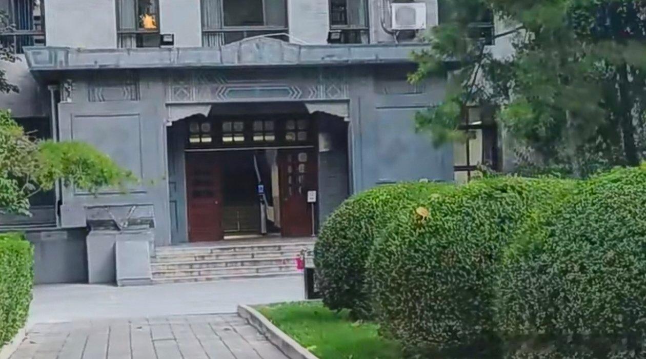 独家单词记忆心法（俞敏洪）各位朋友好，今天我们要讲一讲英语单词的背 诵方法！在英