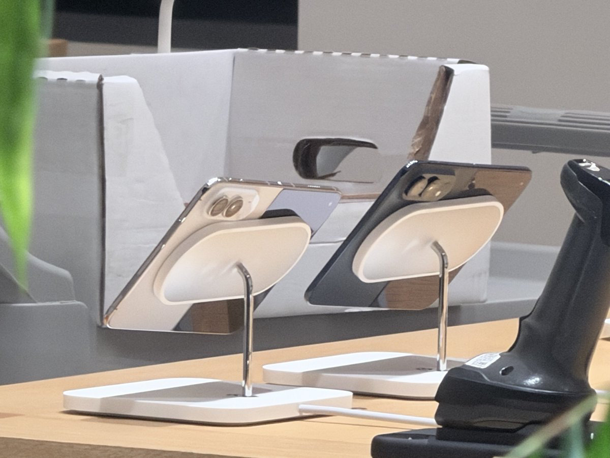 iPhone Duo 的专属 MagSafe 充电器（Apple Store展示