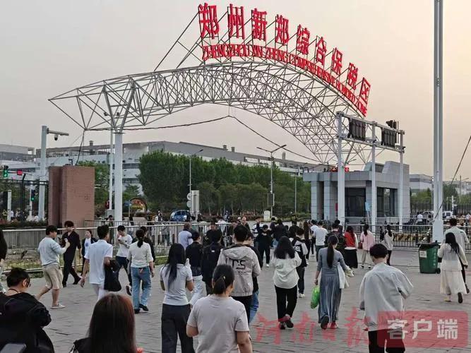 7月25日，记者实地探访大学生遇难涉事厂区。厂区大门紧闭，外围拉起警戒线，保安值