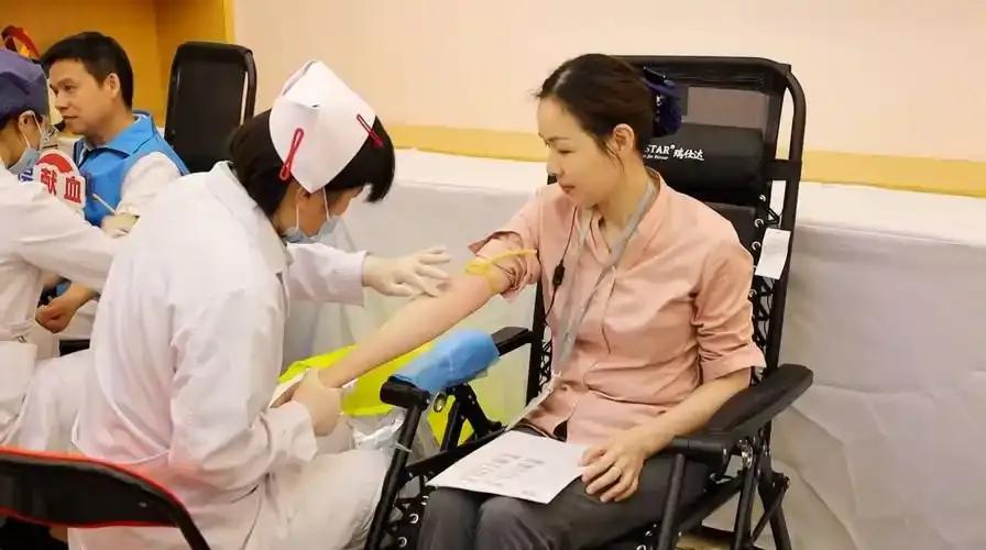 12月15日，广西桂林市一家医院里，罗女士82岁老父亲生病住院，贫血严重，急需用