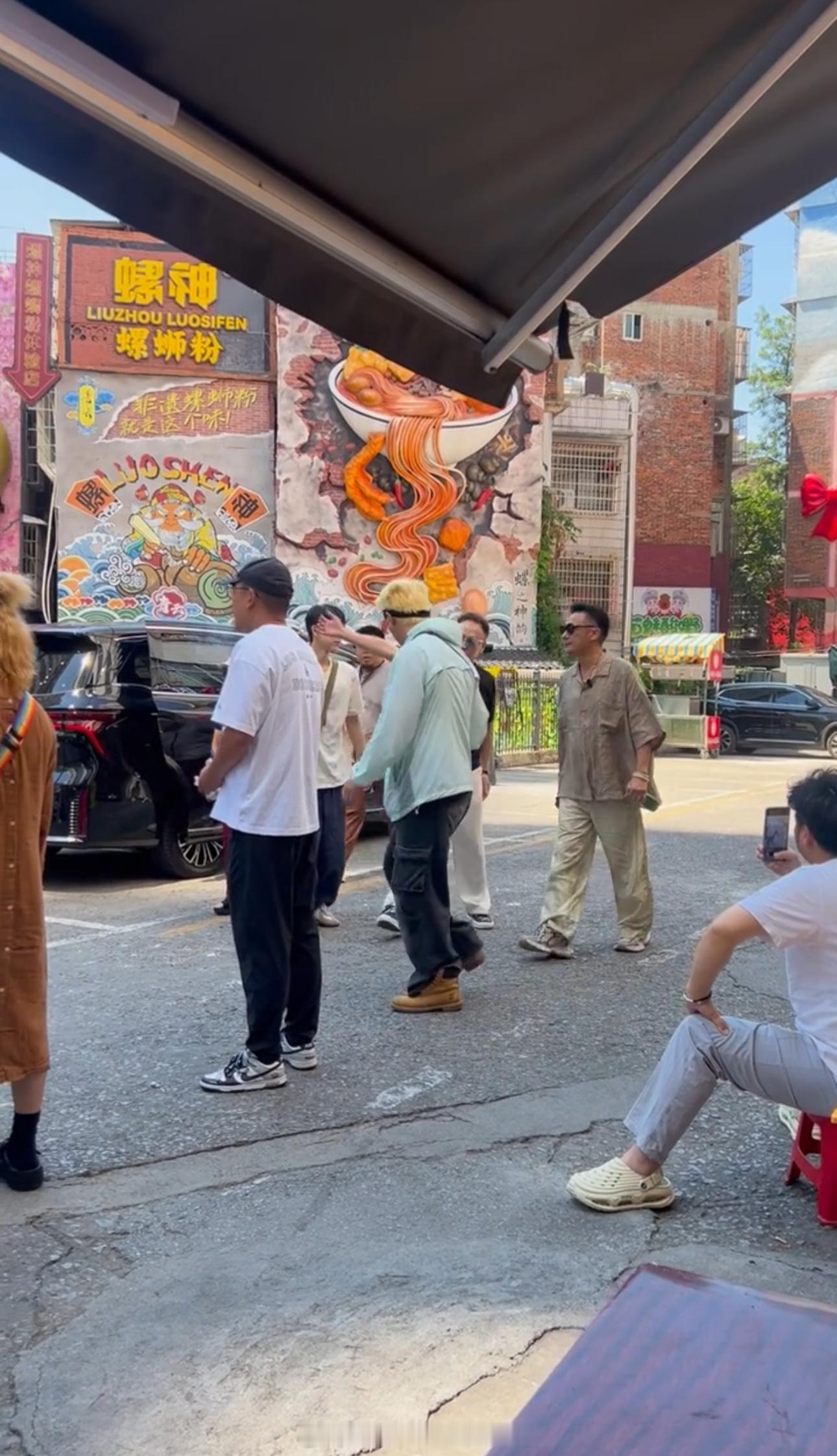 吴镇宇  一件衣服到底买几个颜色啊 