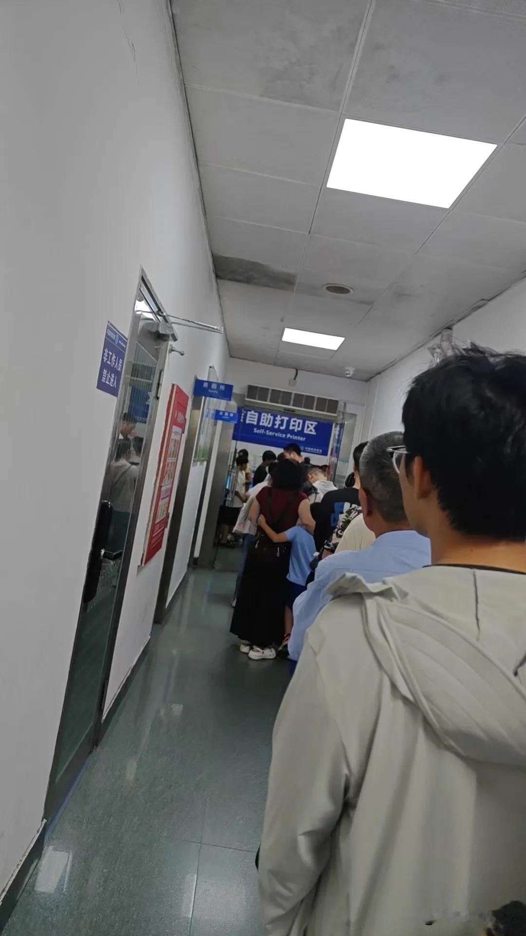 近期准备去澳门转转，港澳通行证过期了，今天去公安局办理业务，发现了一个现象，大部