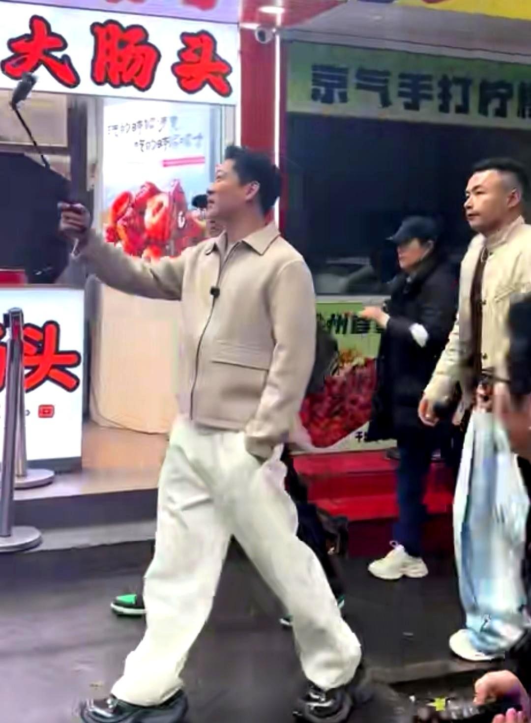 曹云金到徐州巡演，腾势车队接待护送，与何云伟、刘云天等人现身徐州一小吃街。
他自