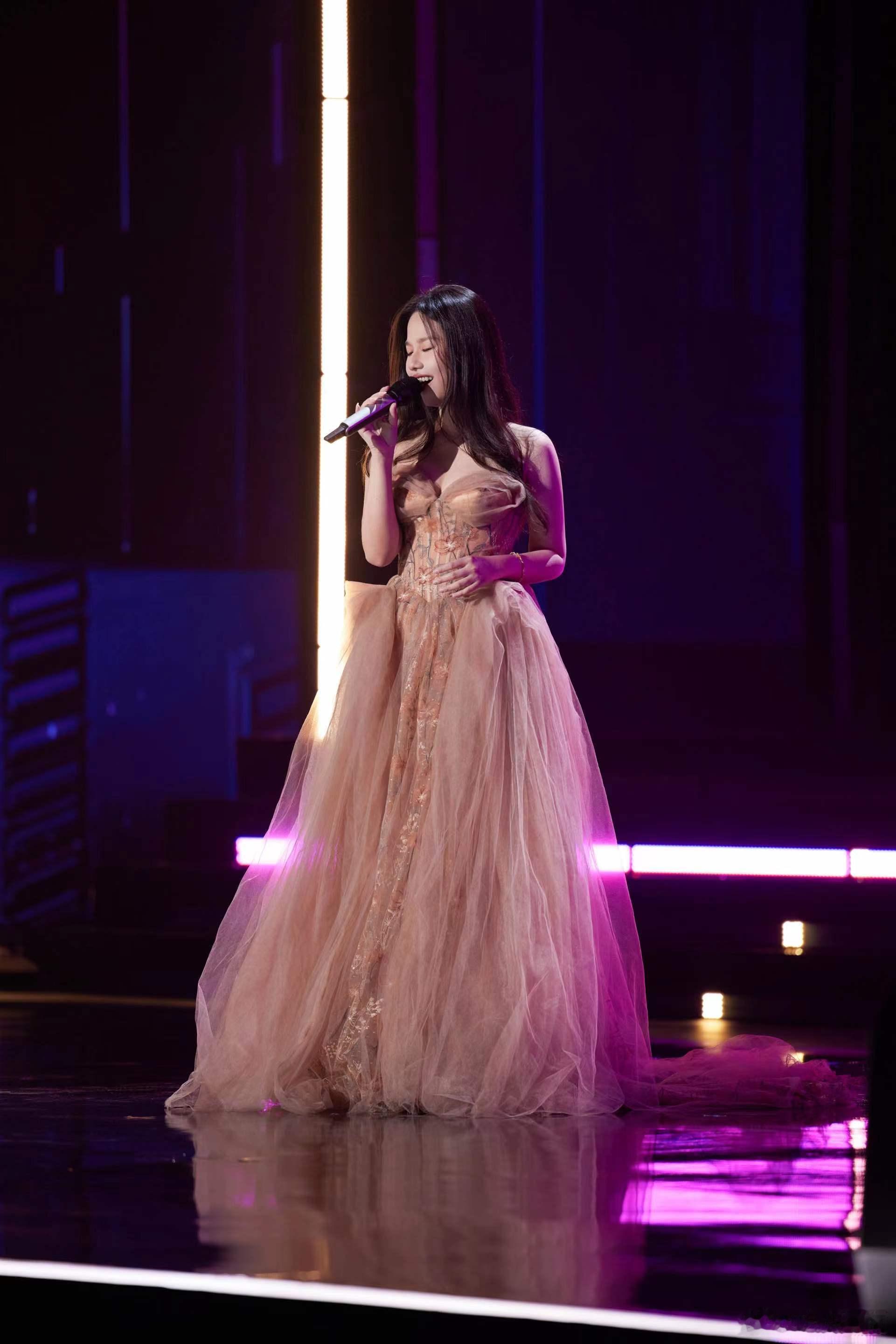 #首届数字音乐年度盛典# 孟慧圆荣获年度新锐音乐人歌曲奖，这是对她努力和才华的肯