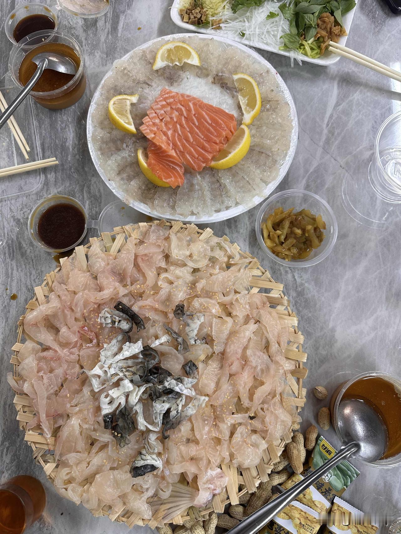 我随手拍过潮州鱼生虾生的照片，那画面至今难忘。潮州鱼生虾生堪称潮汕美食一绝。
照