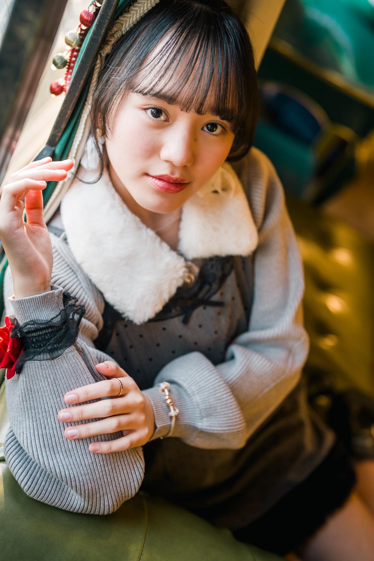 轻纱遮面，笑语盈盈。