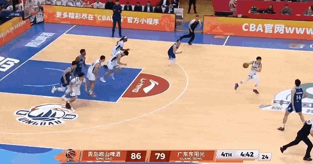 我觉得今天一定要给胡明轩足够的尊重，他在末节和加时赛拖着伤腿，用近乎搏命的打法硬