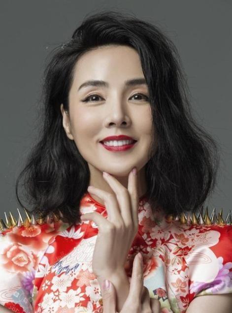 娱乐圈里有一位女神级人物，她不仅曾是姜文的“一脱成名”女主角，还是刘德华的“御用