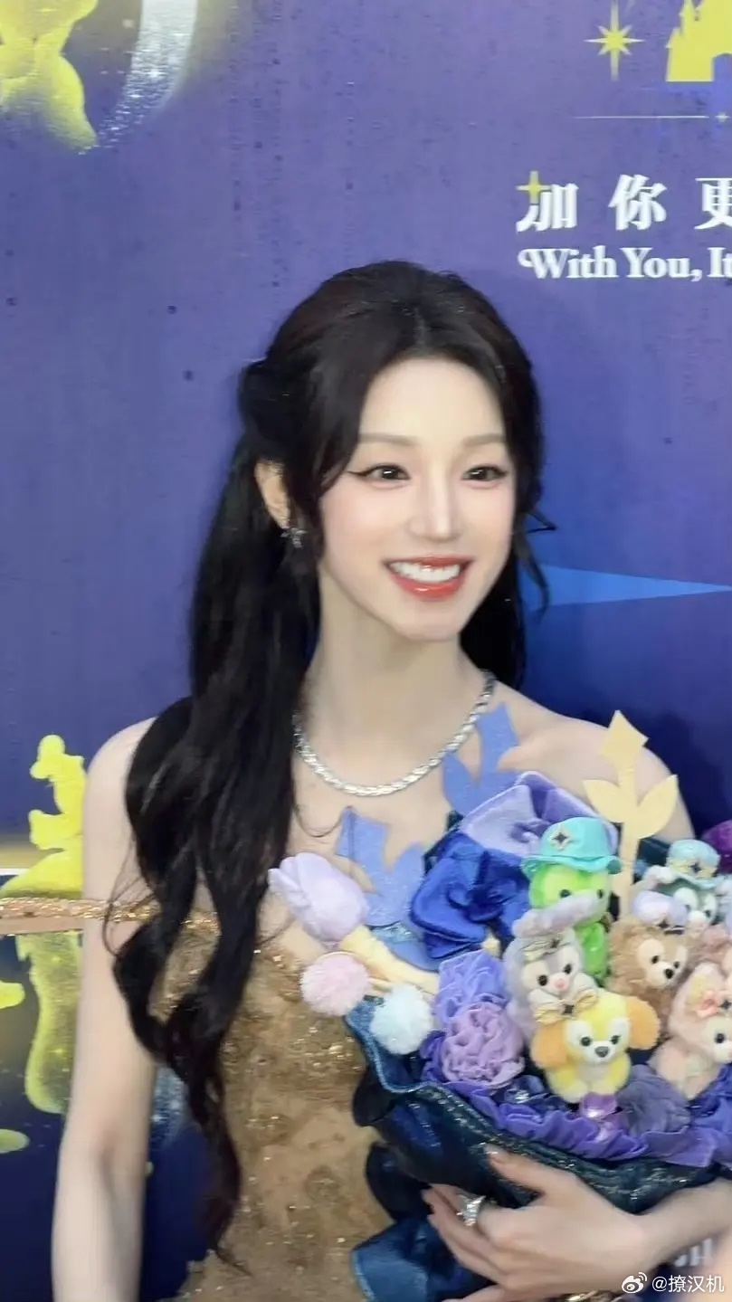 宋雨琦上海迪士尼十周年生图，好美萌，完全玲娜贝儿 