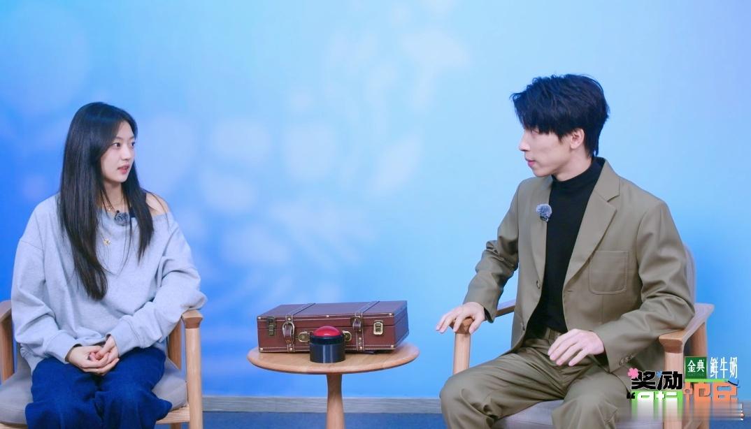 #许天奇去过孙千家# 孙千的《奖励目标坞民》精彩登场，采访中的许天奇与孙千互动充