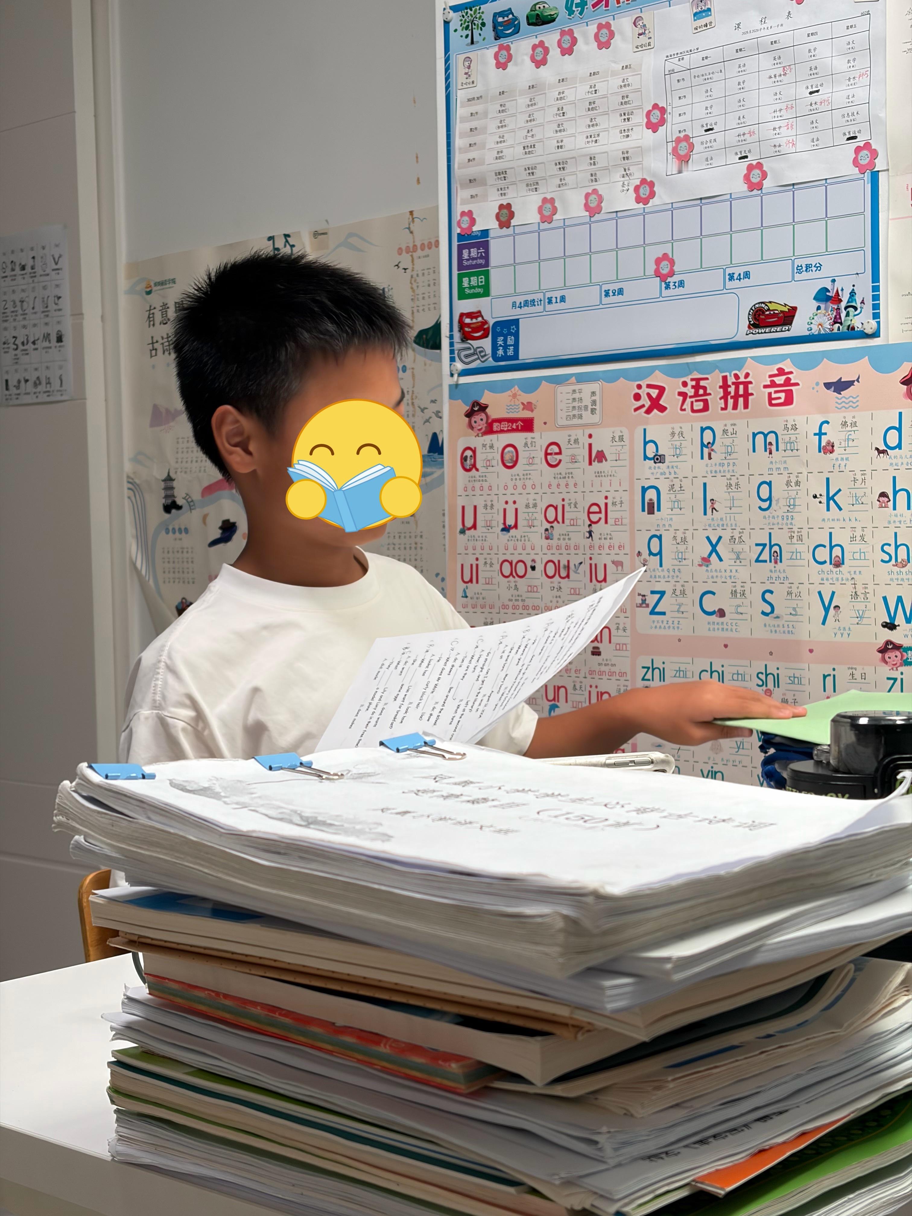 21点40分，大哥慢慢悠悠开始收拾书包。他还不知道我已把他御用的游戏手机给抽奖了
