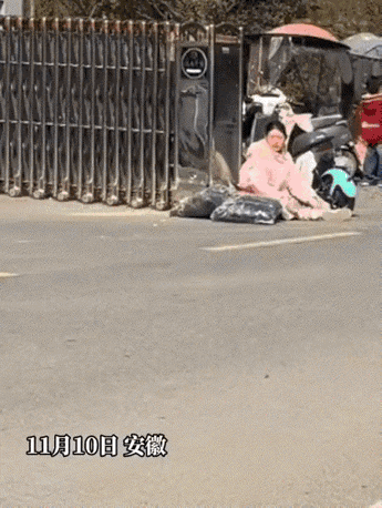 安徽一女子出门被车撞伤，老公陪她去医院检查。没想到，刚走进医院，男子就发现旁边板