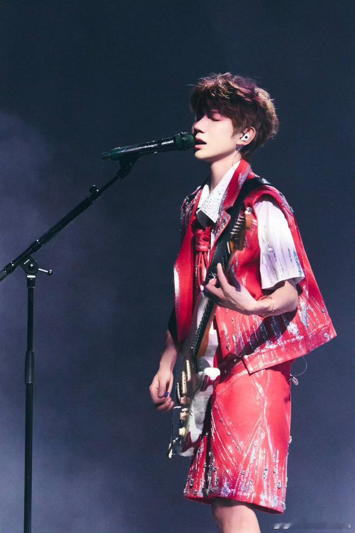 王源演唱会已经开了35场王源在上海迎来第35场演唱会从巡演启程到上海收官这场里程