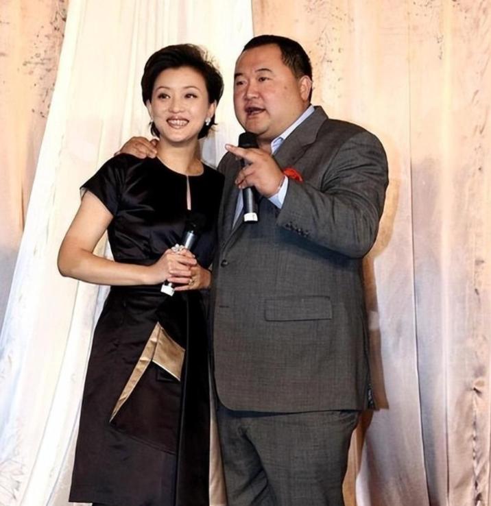 1994年，26岁的杨澜非要和银行上班的丈夫张一兵离婚，转身嫁给了体重200斤，