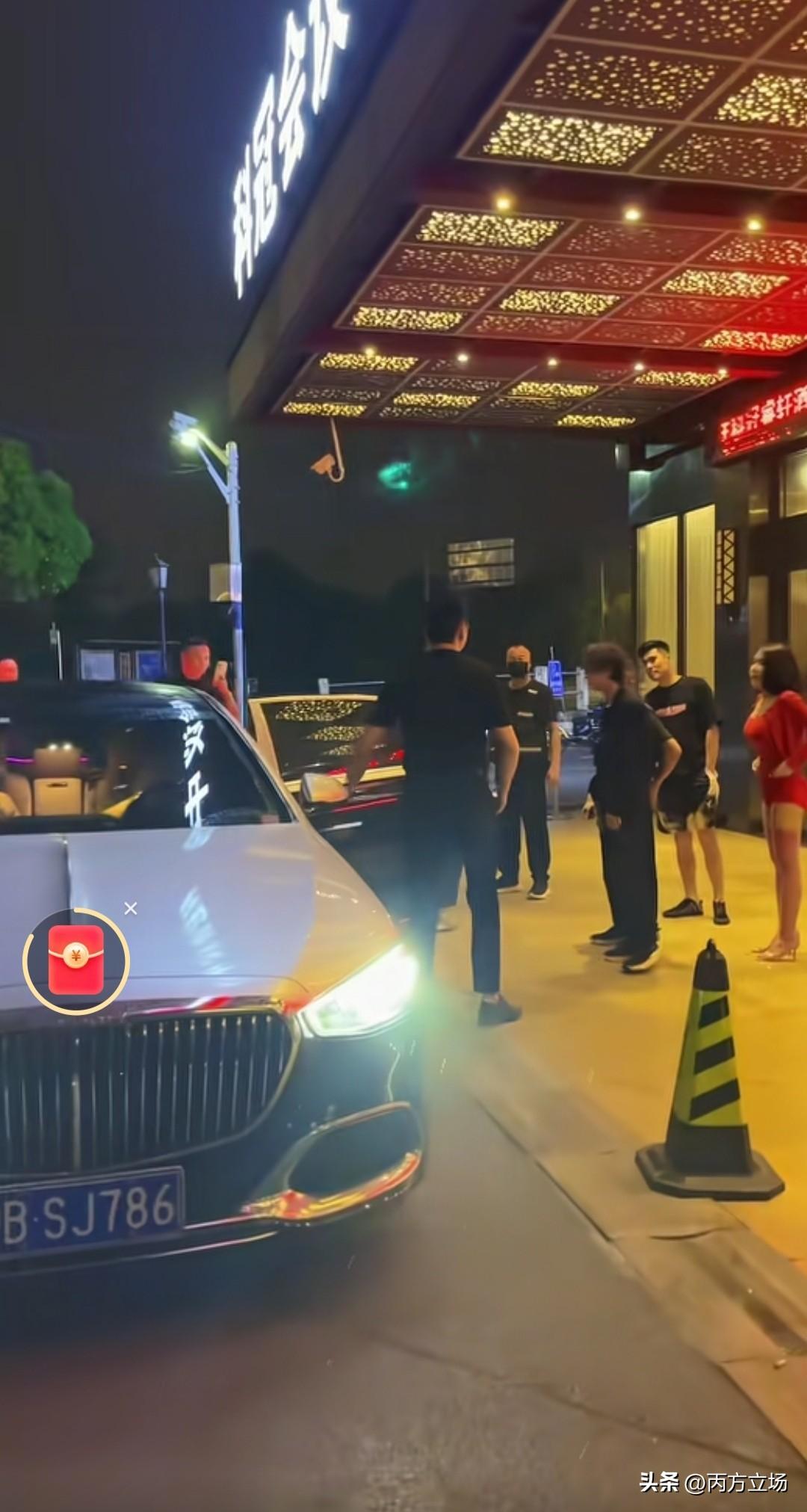 刷到庞麦郎老师了！现在混得真不错，出门有小车接送，到地方还有人给他开车门，特讲究