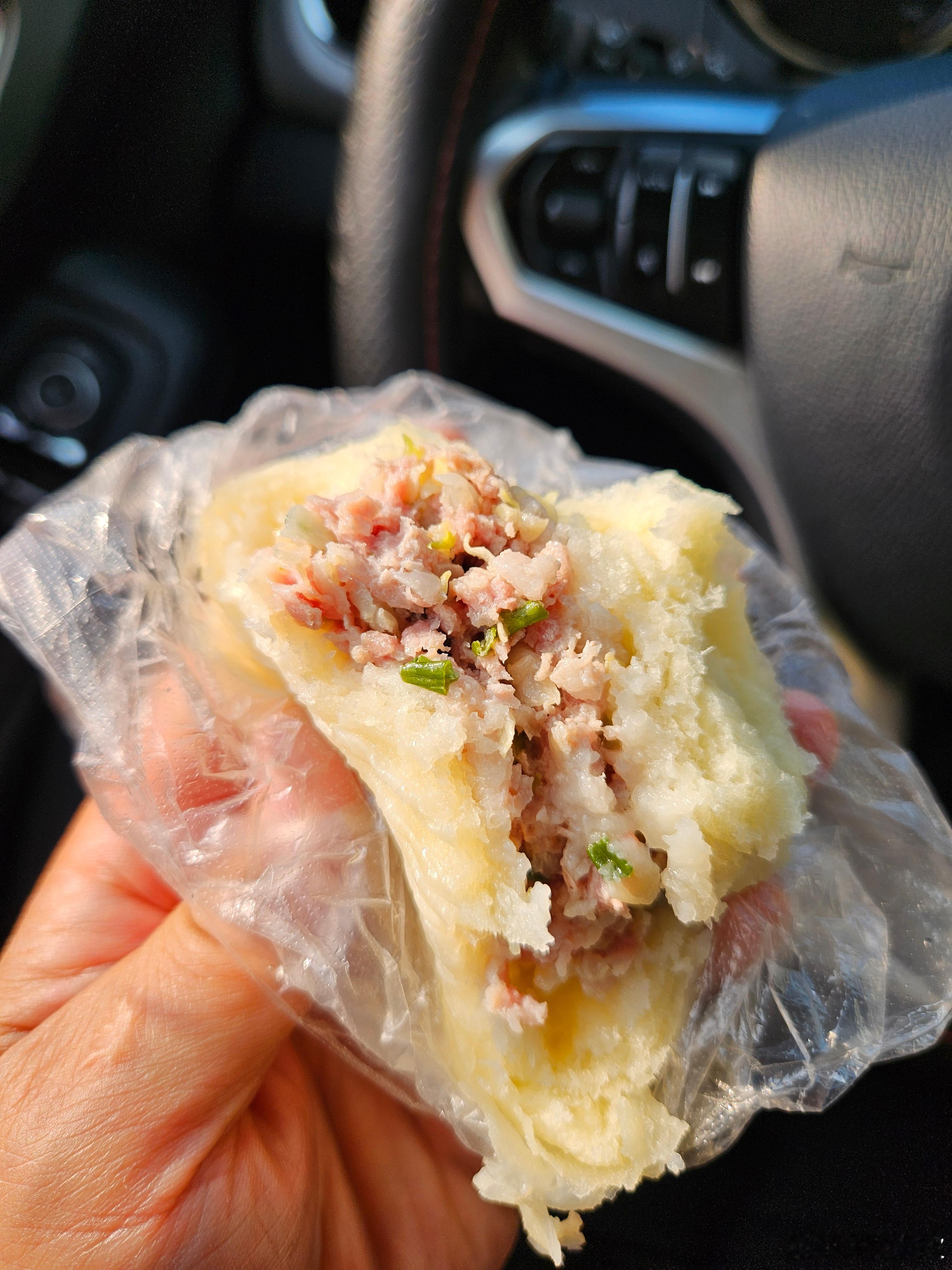 一大早就很忙，一大早就很饿，再忙也要吃早点，并且一大早就碰巧吃到一个肉多多的破酥