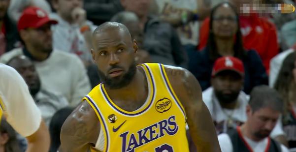 湖人巨星詹姆斯真是特别的暗淡无光！在今天湖人客场挑战火箭的焦点战中，目前双方半场