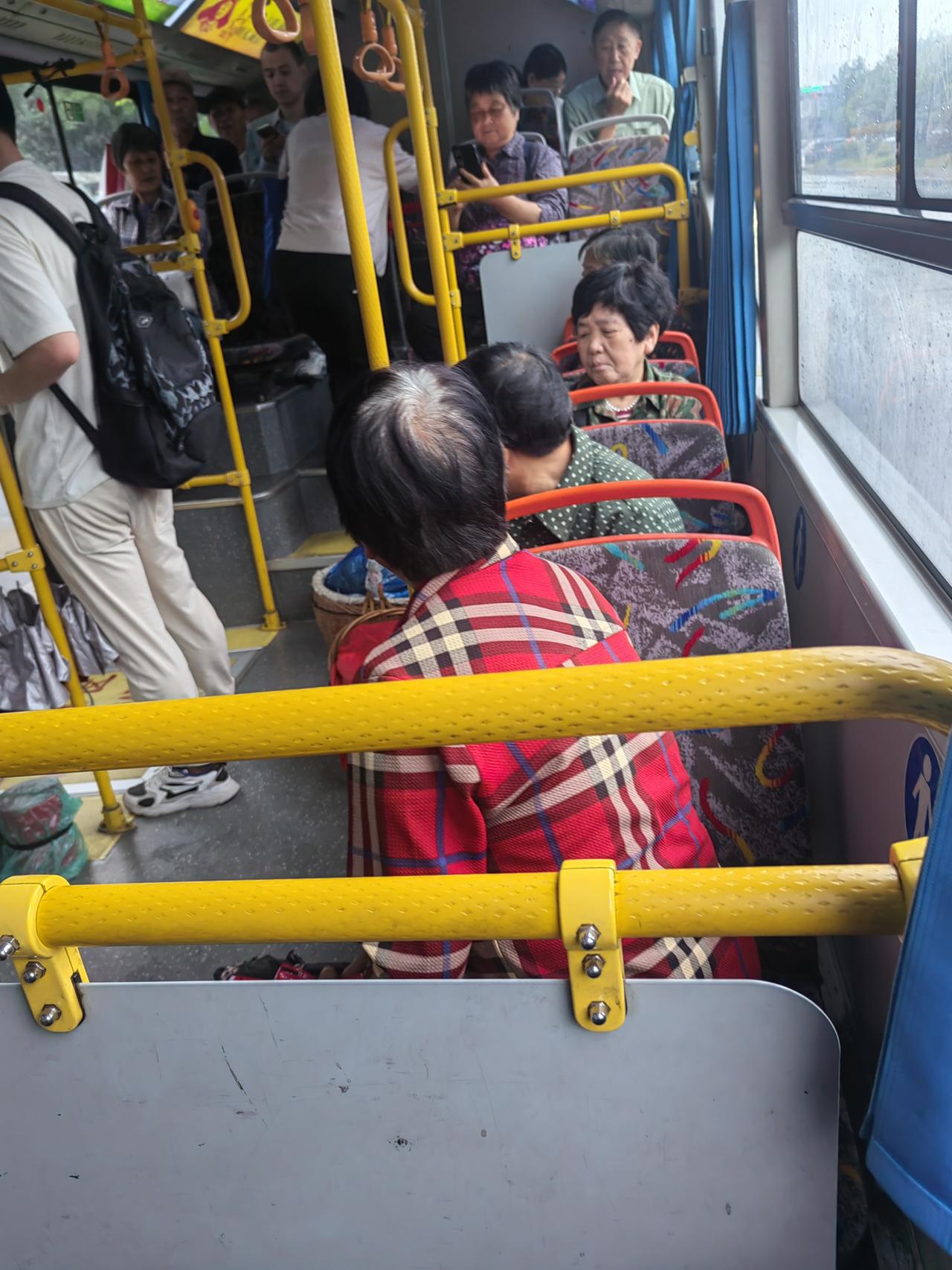 奶奶朴实的幸福:
这是一位穿着极其朴素的农村妇女，脚上穿的是孙女军训后的训练鞋，