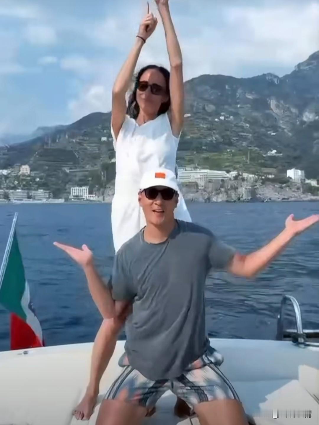吴彦祖陪老婆跳舞！
5月15日，吴彦祖老婆Lisa S.雷姗晒出一段鬼畜视频。视