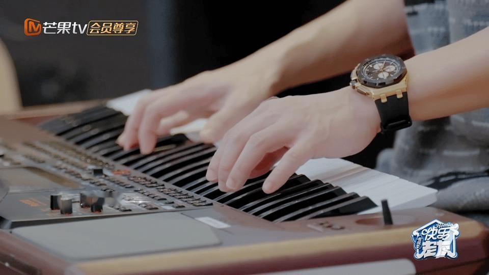 王铮亮路过人间神仙开嗓 王铮亮的路过人间，是那种适合在深夜戴上耳机慢慢听的版本。