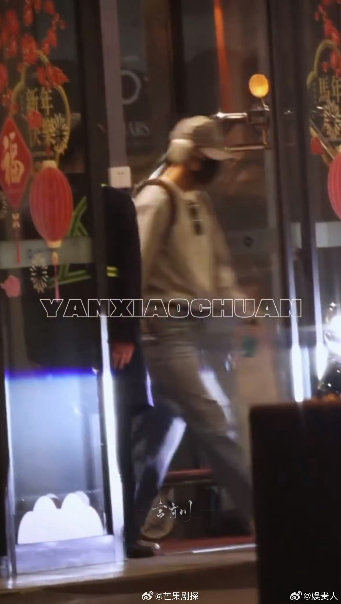 肖战棒球帽搭卫衣机场路透肖战头戴式耳机搭棒球帽 肖战机场路透，这完全是普通人飞航