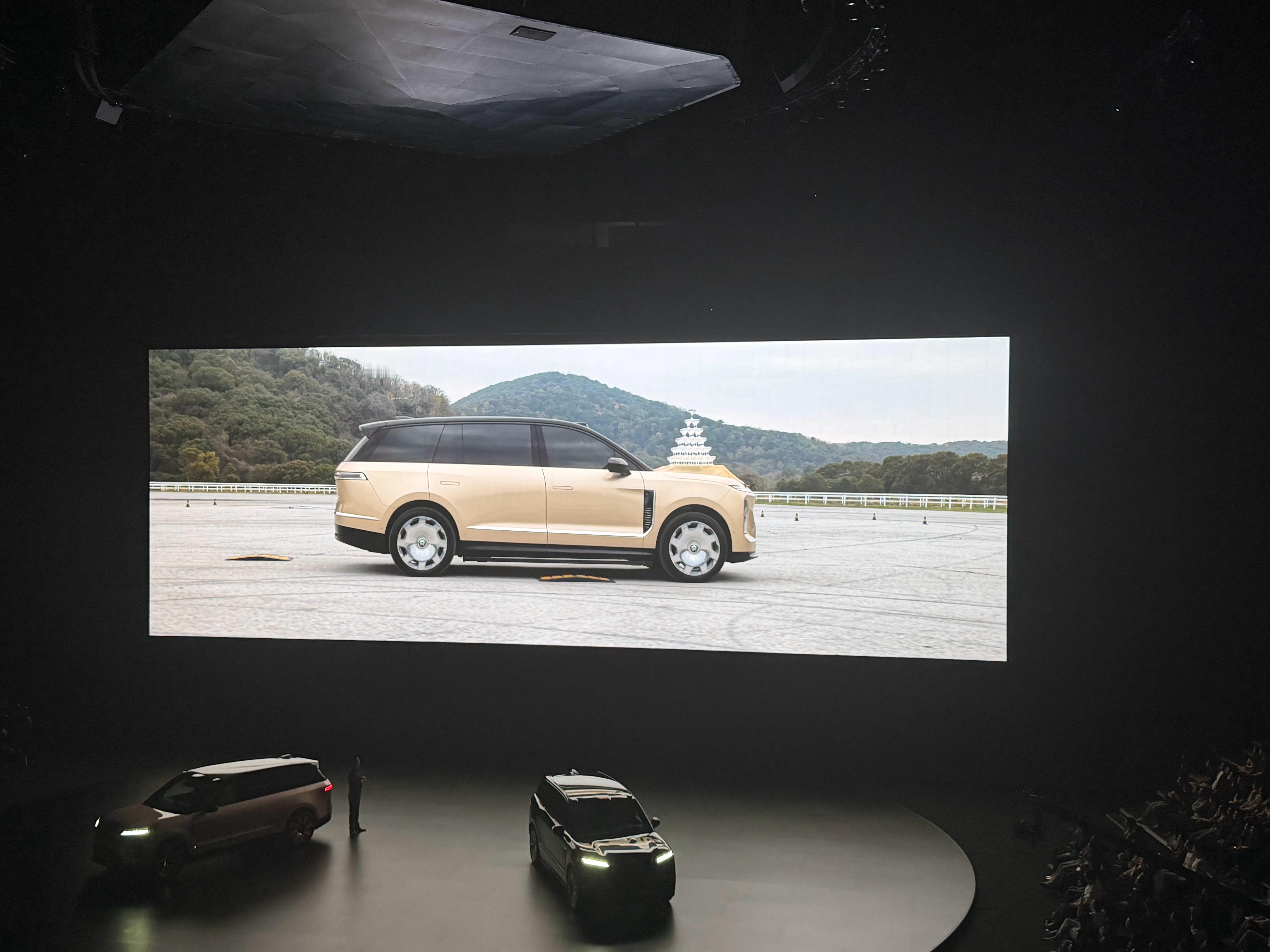 看到这段现场哄堂大笑。为什么？因为之前都质疑蔚来香槟塔是固定间距 高度 没难度好