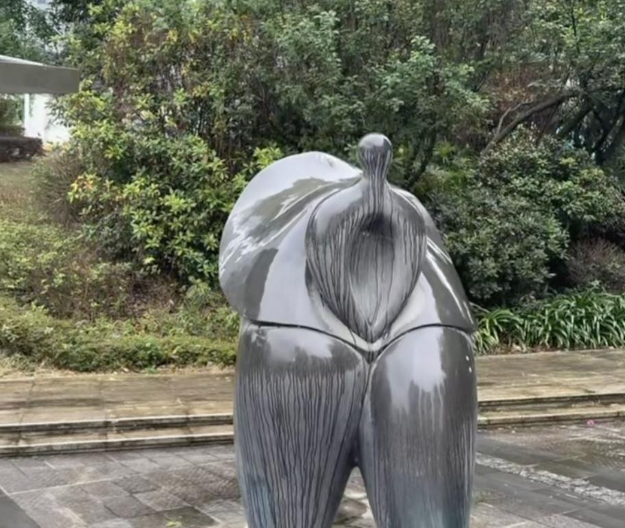 成都一广场雕塑造型露骨，轮廓近似女性隐私部位，被指“极具暗示性”；物业称通过了管